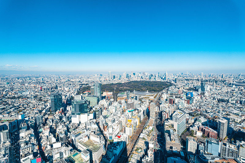 现代城市天际线鸟瞰新宿和涩谷地区，东京