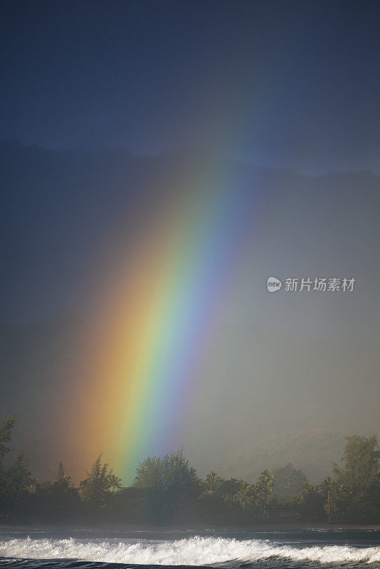 哈纳雷湾的彩虹。