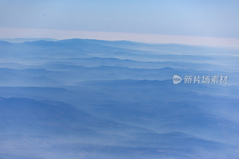 日出时地平线上的雾山在博德鲁姆火鸡附近