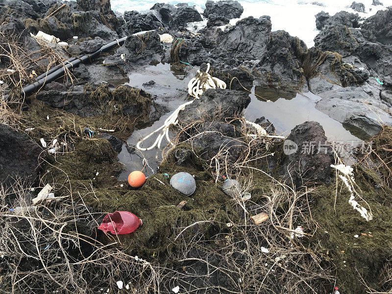 各种海洋垃圾涌入济州岛的小港口