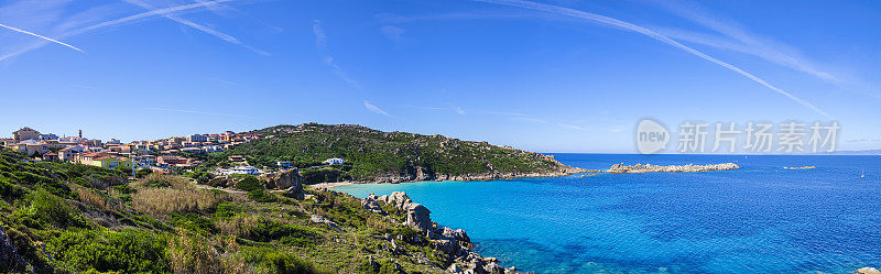 撒丁岛圣特蕾莎加卢拉的花岗岩和蓝绿色水域