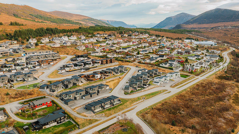 挪威山上小镇住宅区的鸟瞰图