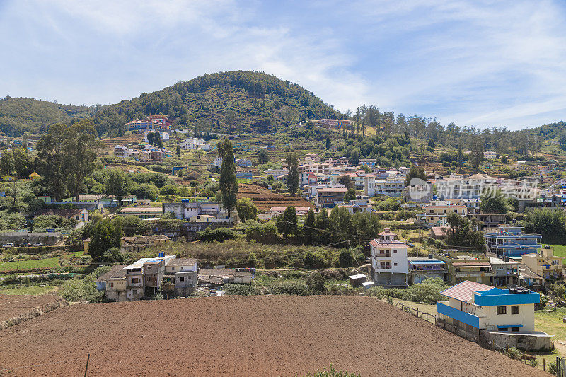 村庄在Nilgiri森林的山上。印度泰米尔纳德邦的风景