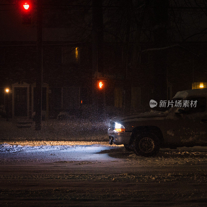 太平洋西北冬季雪路与卡车驾驶大灯