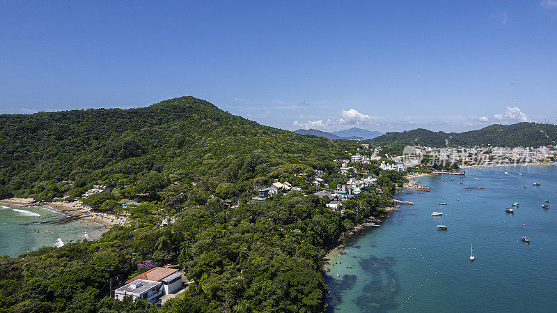 沿海地区，有海滨别墅和绿色的大海