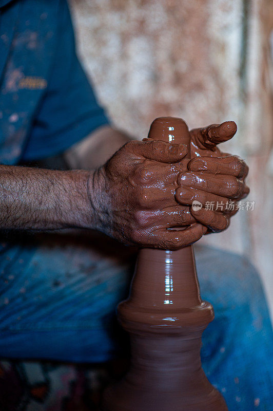 陶土大师用双手制作新花瓶