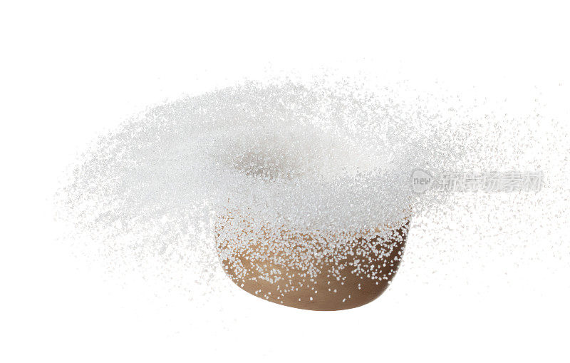 纯净的精制糖在木碗里飞舞旋转，洁白的冰糖飘落抽象飞扬。纯净精制糖在空气中旋转，食品对象设计。白色背景隔离高速冻结运动