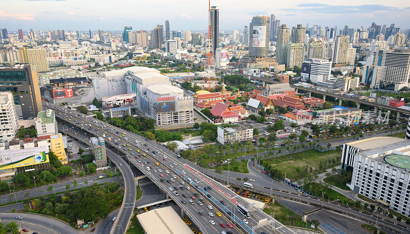 繁忙的交通高峰期曼谷市街道路SkyWalk机场连接Makkasan站
