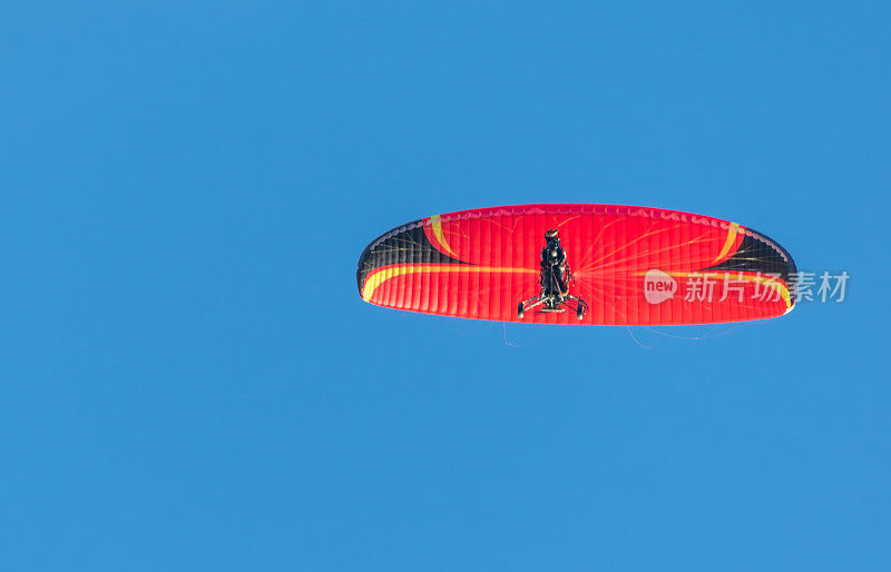滑翔伞，天空滑翔伞，天空滑翔伞飞过海滩