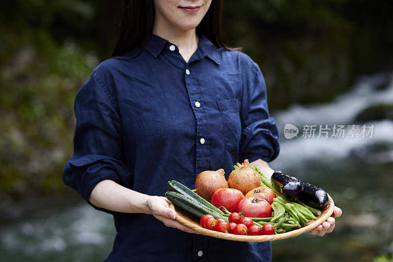 吃蔬菜的日本妇女