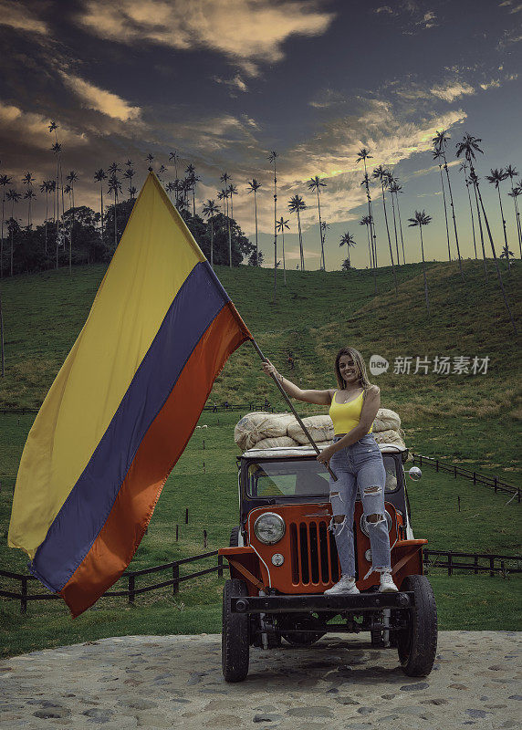 在威利斯吉普车上举着哥伦比亚国旗的女人