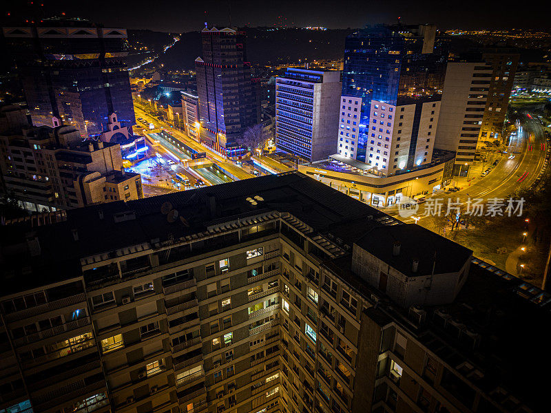 里斯本市的夜间航拍图像，有办公室和住宅建筑