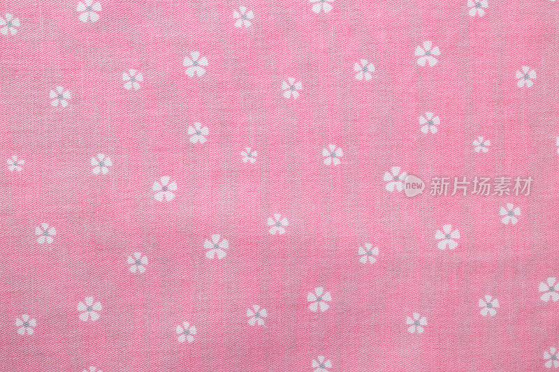 粉色纯棉面料配以白花纹理，碎花纺织背景