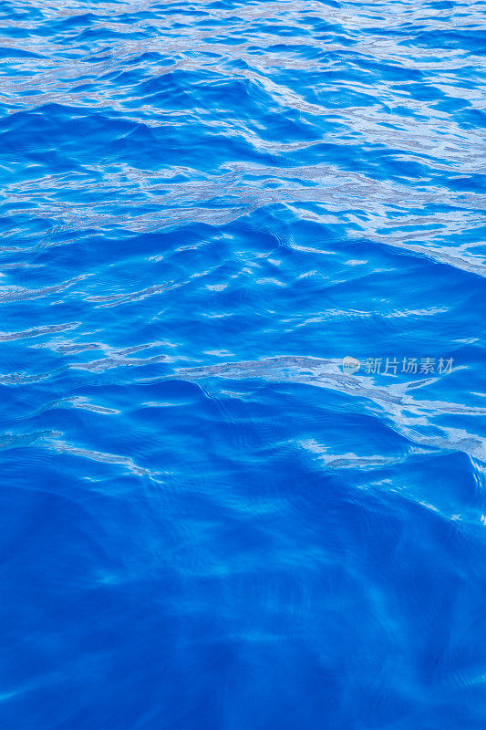 蓝色的海水背景复制空间垂直