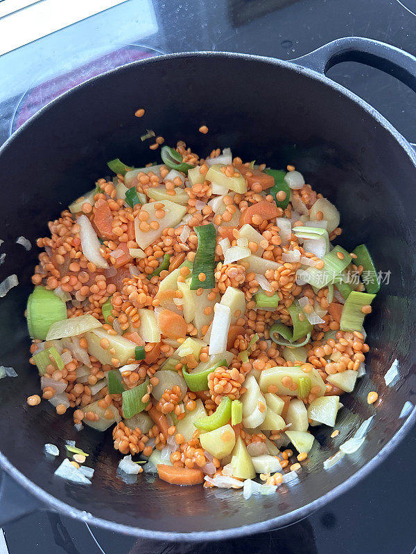 红扁豆和蔬菜在锅里