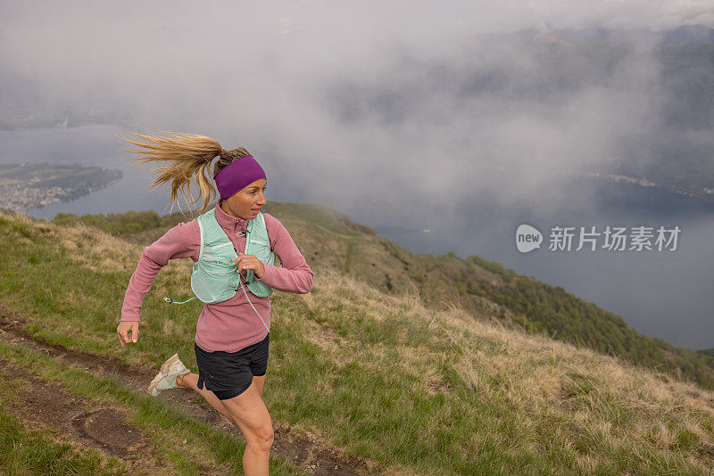 登山运动员攀登山脊