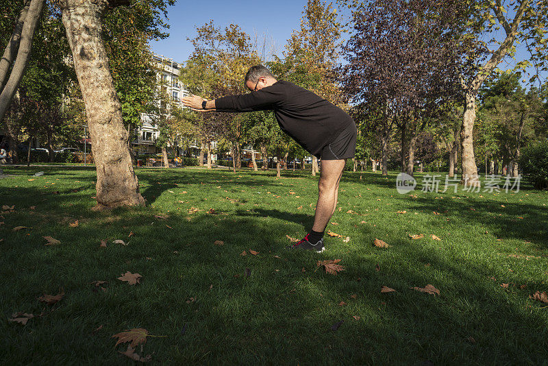 慢跑前，一个人在公园里伸伸懒腰
