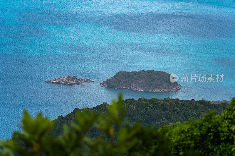 越南孔岛本丹港，湛蓝的大海，蓝天山和五颜六色的船只。