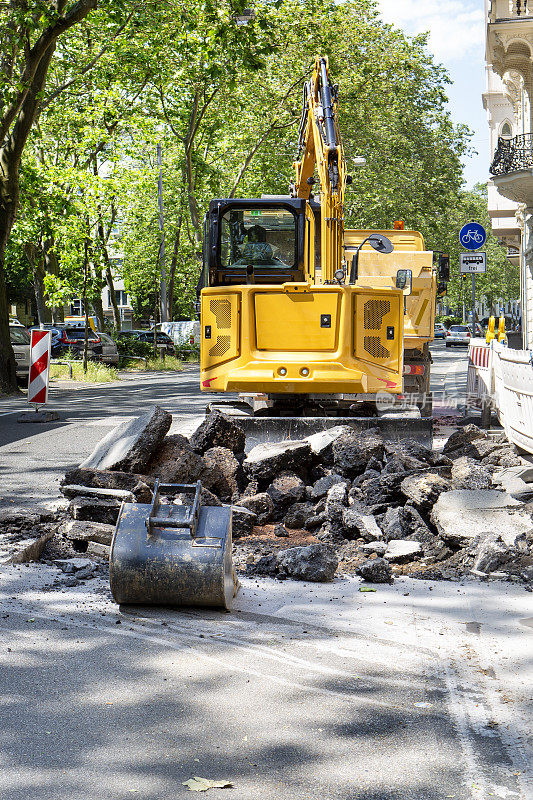 道路工程-挖掘机撕裂道路