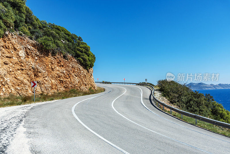 弯弯曲曲的道路，可以看到大海和天空