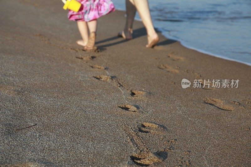 踏在海边的沙滩上