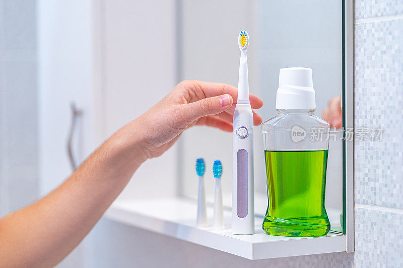 超声波电动牙刷，可互换喷头和漱口水，清新口气，在家里的浴室。口腔卫生，牙齿和牙龈健康，牙齿健康。牙科产品