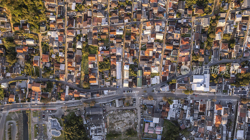 住宅区，有公路和原始森林