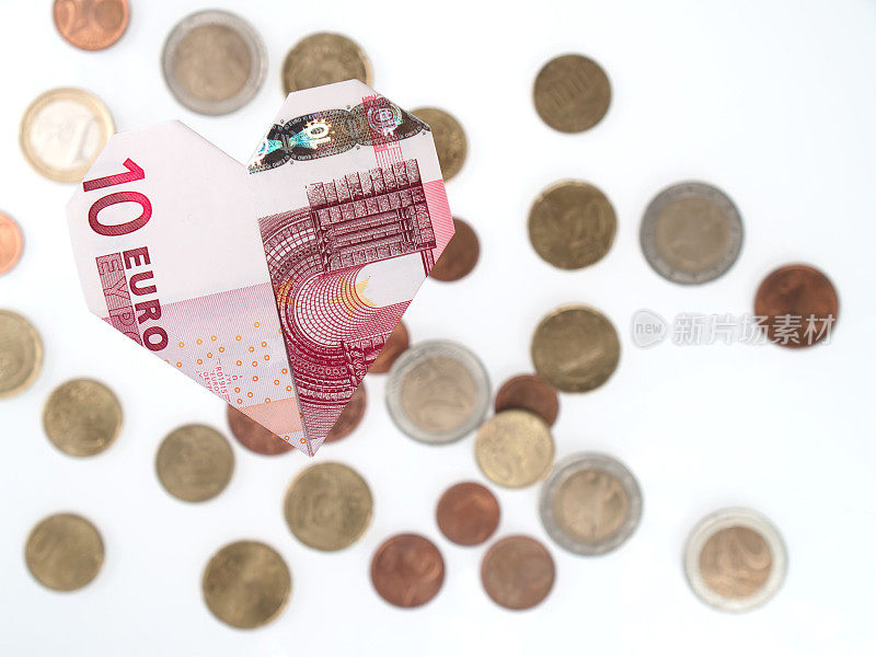折叠起来的十欧元纸币的心形特写，白色背景