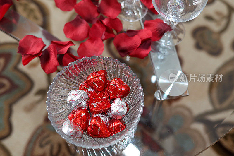 桌上放着一碗巧克力情人节糖果