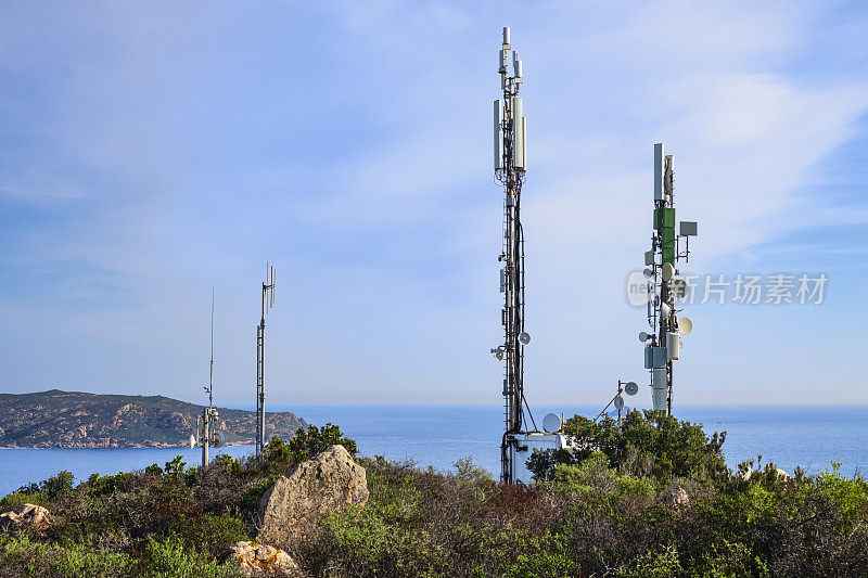 天线和电信塔的景观(意大利撒丁岛)