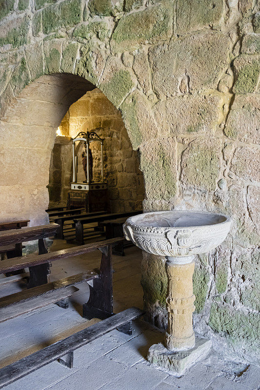 意大利撒丁岛圣乔凡尼教堂的石柱