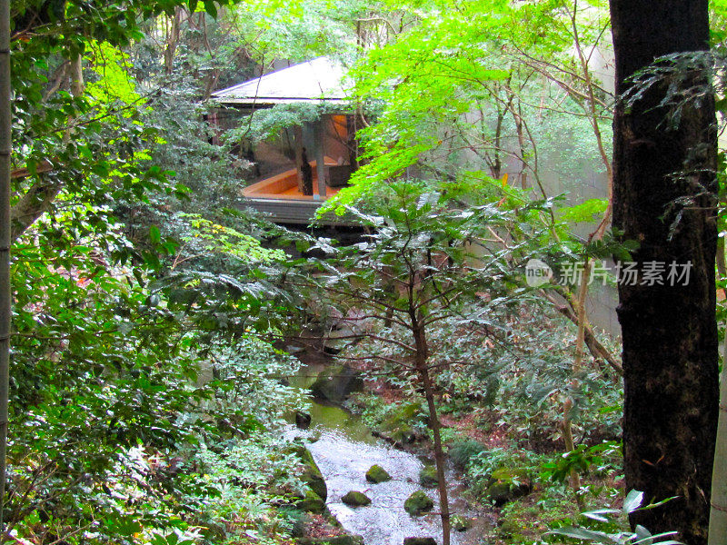 日本。公园里的山溪和凉亭。