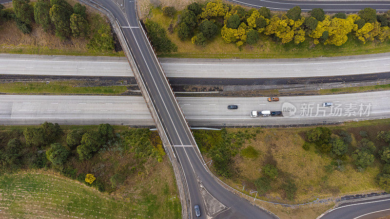 高速公路大桥的鸟瞰图