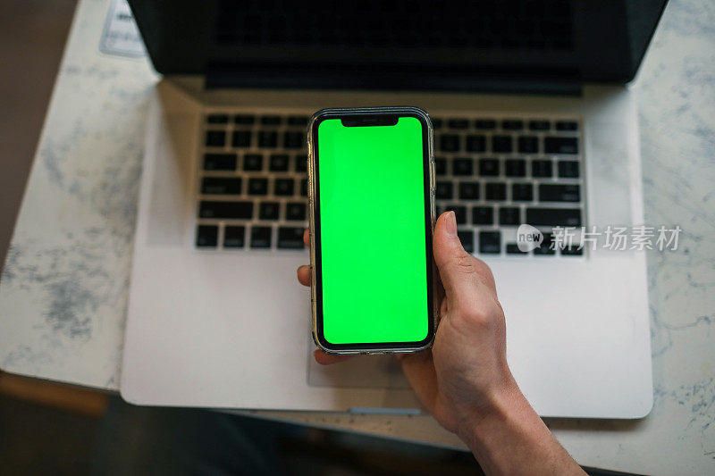 手机的空白绿屏,技术和商业