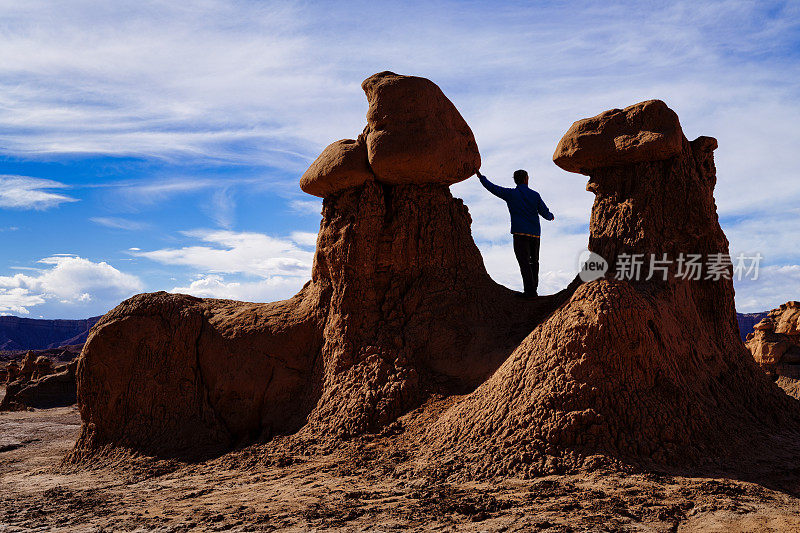 站在岩石之间的人的剪影