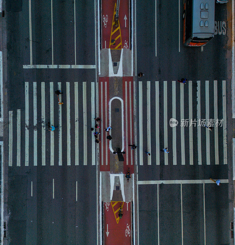 人们在大街上穿过人行横道