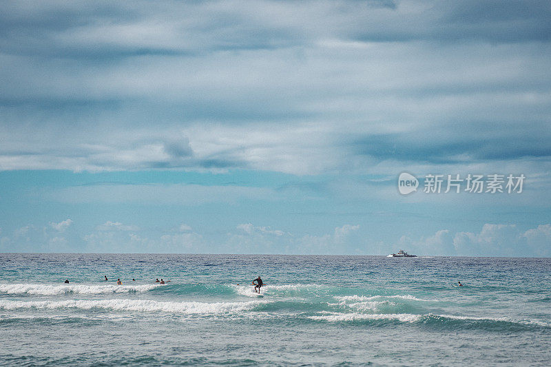 夏威夷海岸的成年冲浪者