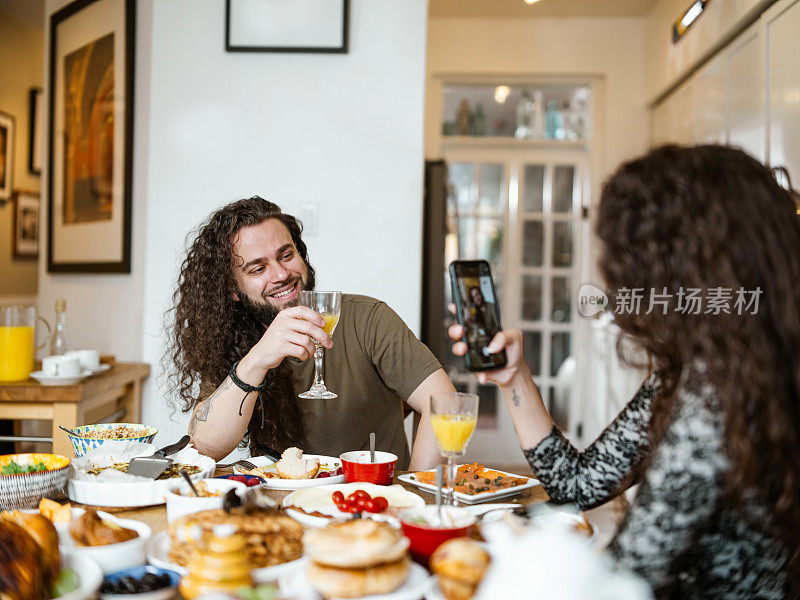 年轻的混血夫妇在家里享用早午餐