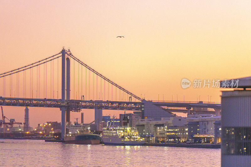 日落剪影:黄昏时的东京彩虹桥
