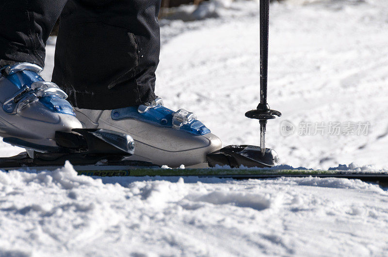滑雪板和靴子