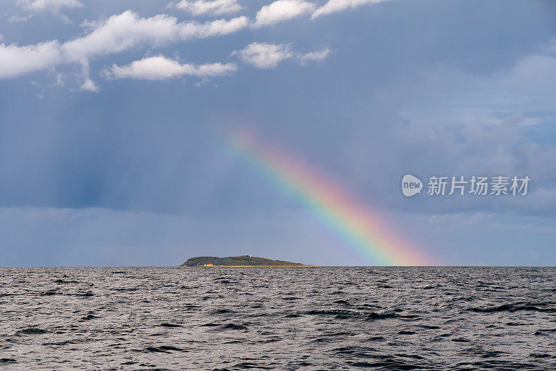 彩虹和雨云，暴风雨的天空在Hjelm岛，卡特加特，丹麦