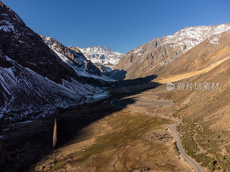 穿过卡洪德尔迈波山谷的道路通往智利圣地亚哥