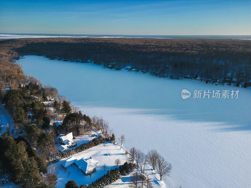 冬季的湖屋晨景