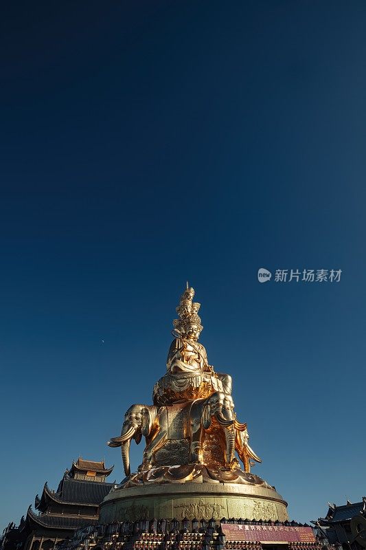 位于中国四川省乐山市峨眉山的十向圣金像。