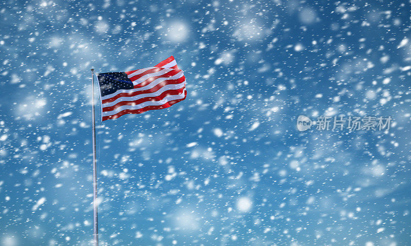 在暴风雪中挥舞美国国旗