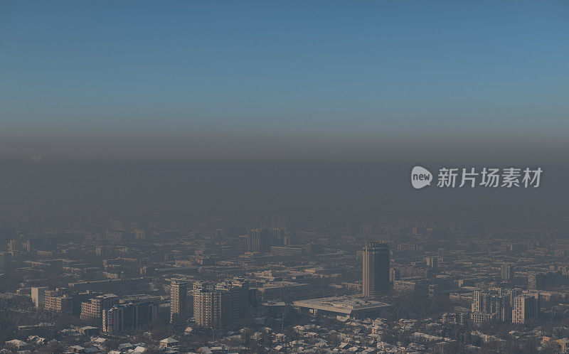 冬日，哈萨克斯坦城市阿拉木图上空笼罩着浓重的烟雾