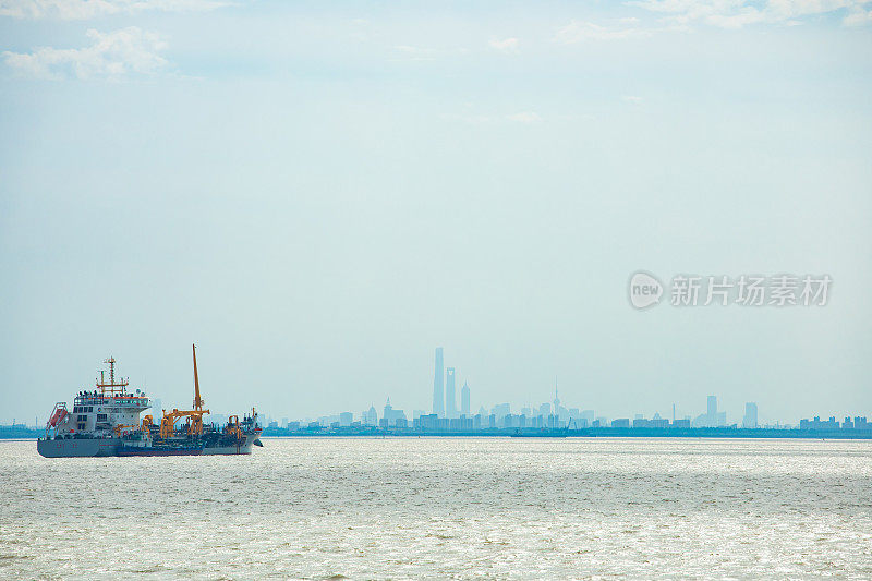 横沙岛、崇明区、上海海面和城市天际线