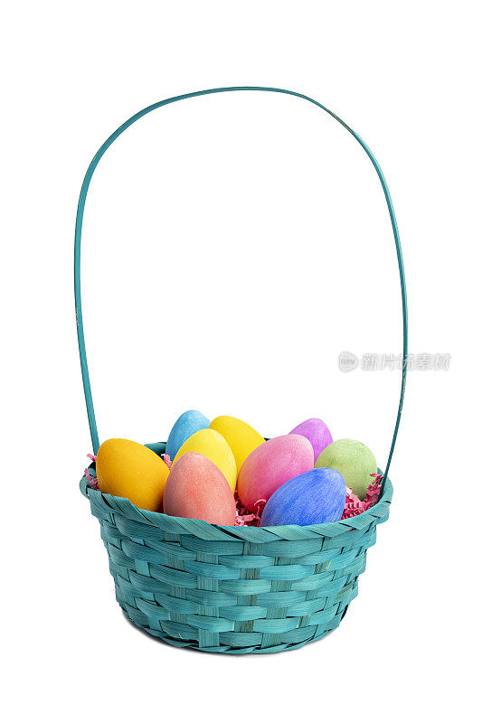 复活节篮子装满染料鸡蛋隔离在白色背景