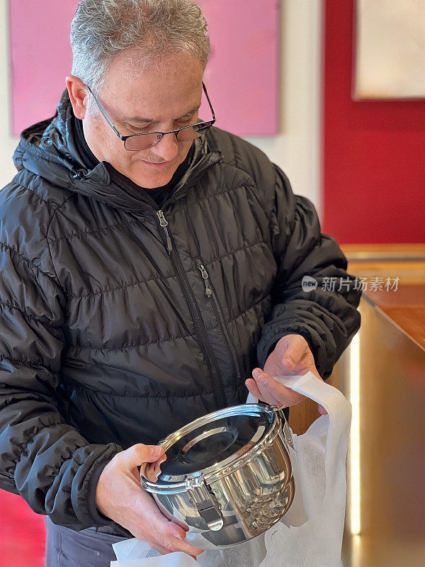 高级男子包装外卖食品在可重复使用的容器，布袋