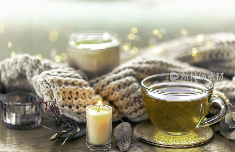 一杯花草茶，蜡烛和针织元素。
